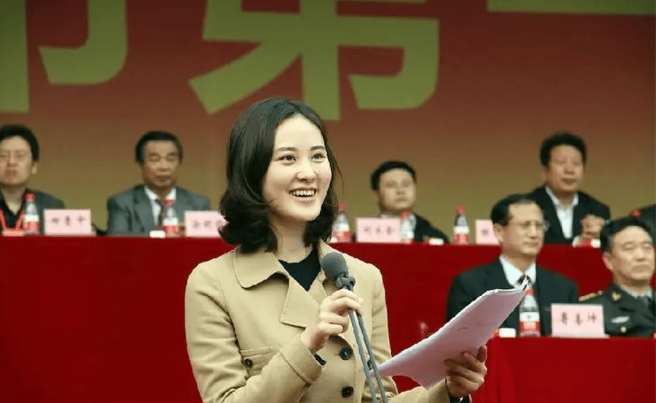 秦方曾被誉为重庆最美高考状元今当上央视主持43岁依然单身