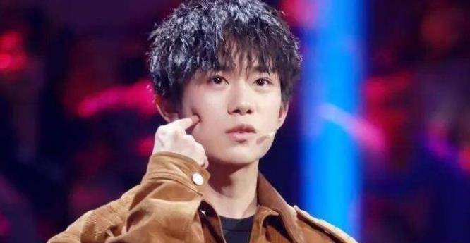 在他还很小的时候,就和王源,王俊凯一起组成了tfboys组合,并受到大家