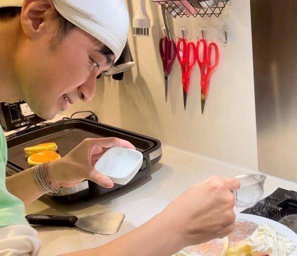 古巨基圈内好男人老婆生日当天亲自下厨做蛋糕一家三口吃得美