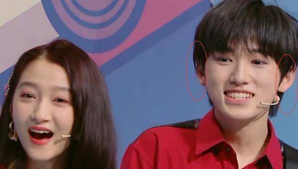 关晓彤当众与宋亚轩暧昧贾玲慌忙用2字提醒你男友还在呢