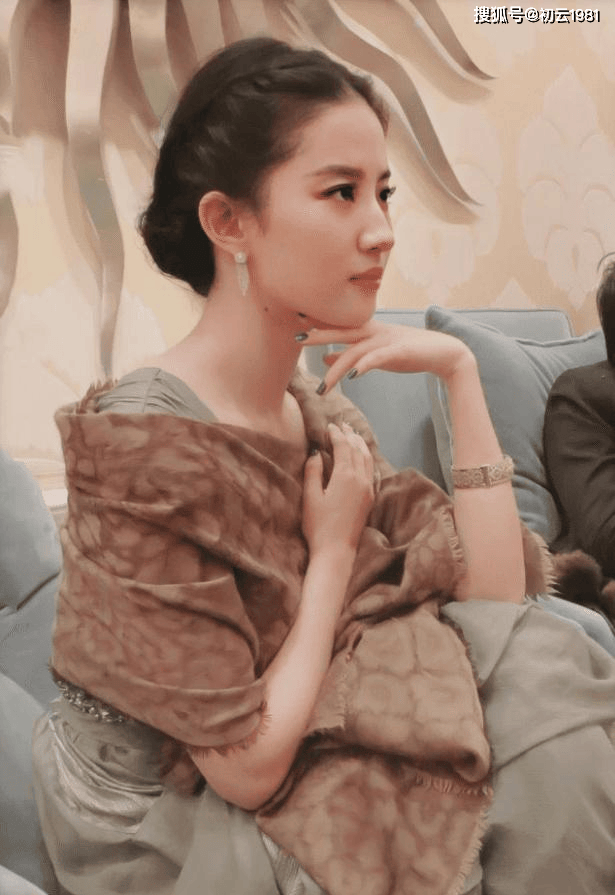 原创岁月青春演艺传奇刘亦菲32岁vs唐嫣35岁谁能在光影中绽放永恒的美