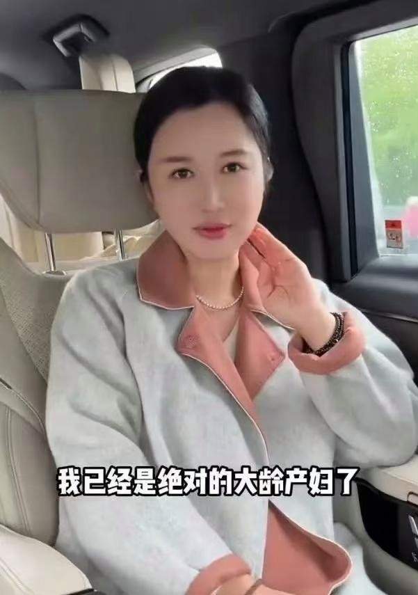 原创导演张纪中陪妻子杜星霖产检四胎孩子很健康听到胎心感动落泪