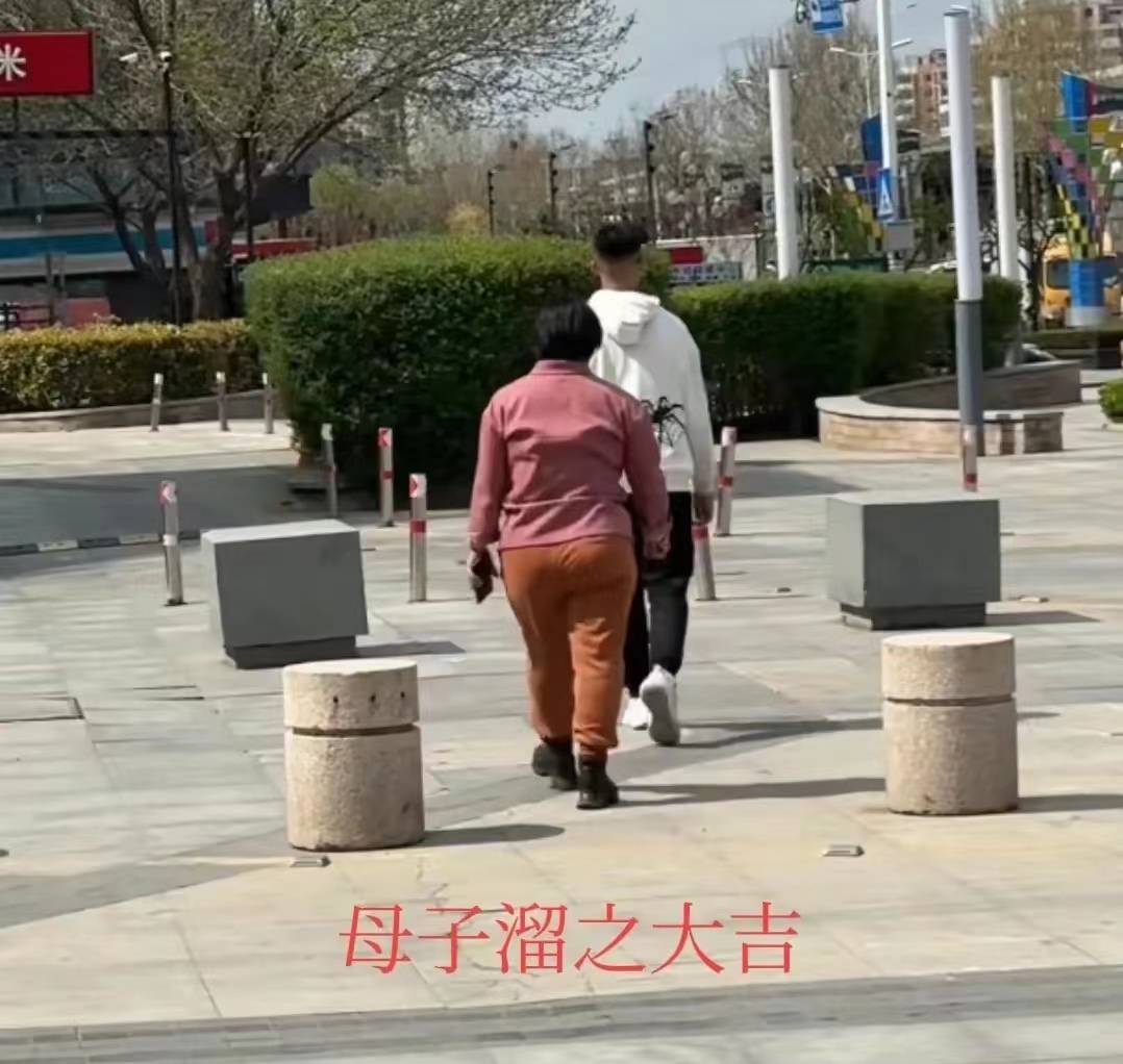 孩子理发138元妈妈嫌贵只愿付24元,理发师泪诉委屈,店家黑料被扒