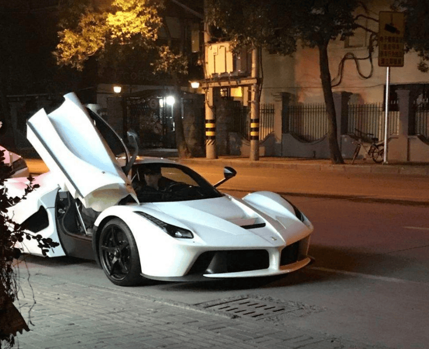 2200万拉法上牌,员工拿着车牌不知所措:头都挠秃了也找不到孔_搜狐