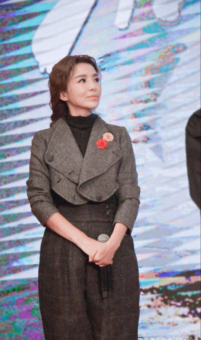 47岁朱迅真放得开空中瑜伽大秀魔鬼身材电线腿美得太出众