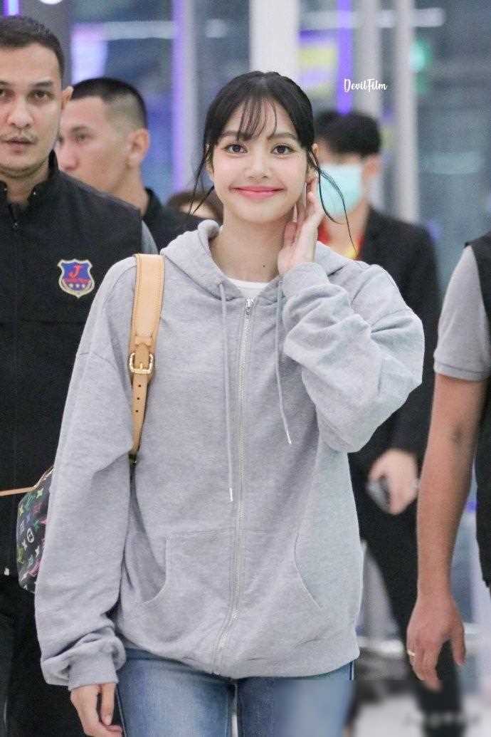 lisa科切拉音乐节被偶遇妆造改变戴口罩出行