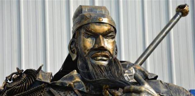 原创为何关公的雕像总是闭着眼睛老木匠睁开眼的代价太大