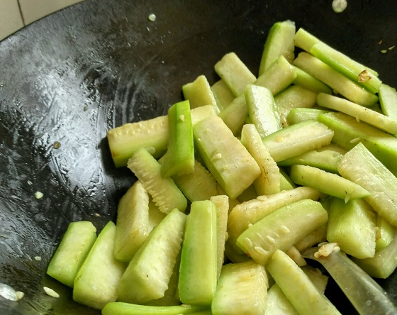做清炒丝瓜时别直接用大火炒牢记这1点丝瓜嫩绿不变色