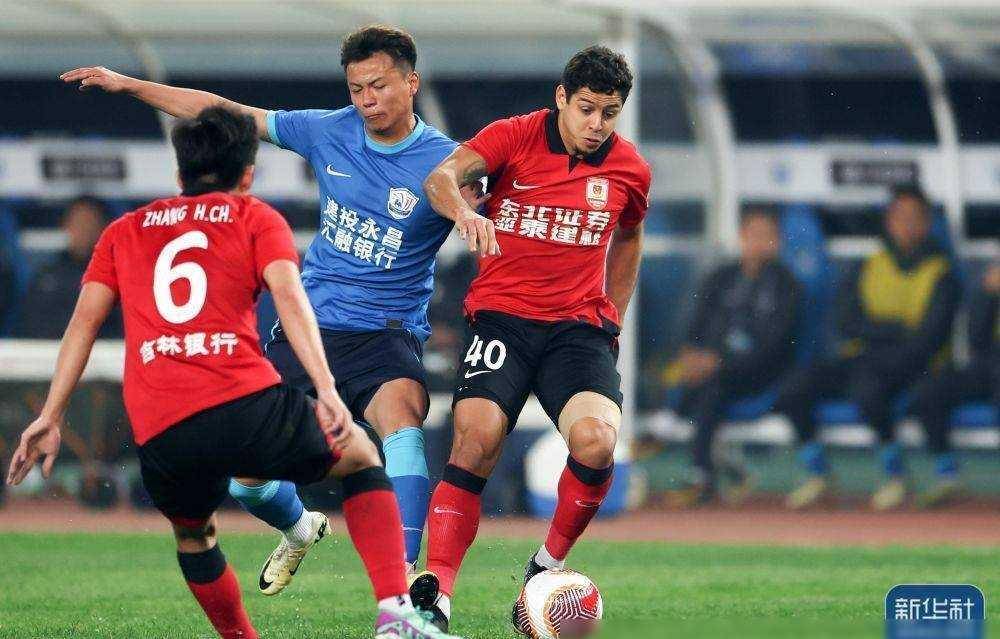 这场比赛不仅展现了沧州雄狮队的实力和团队精神,也展现了我们足球的