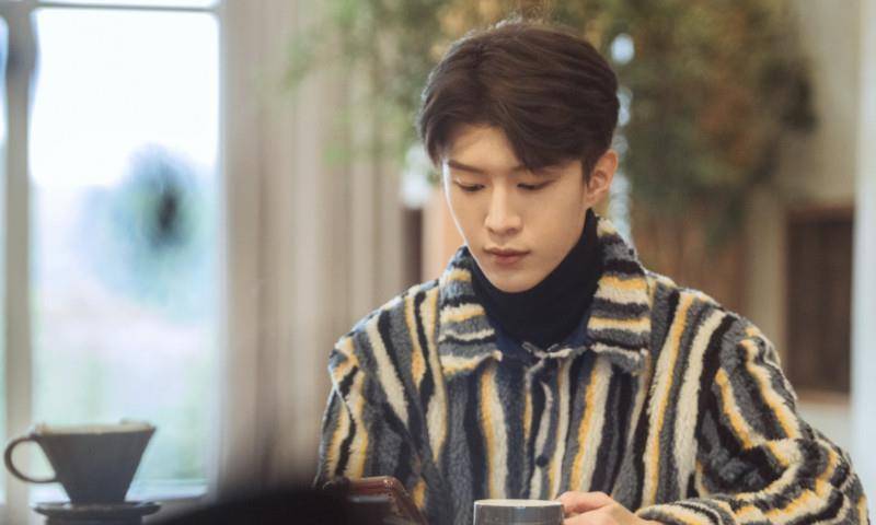 原创疑似范丞丞不幸滑倒下巴受伤尽显惨状做顶流不容易