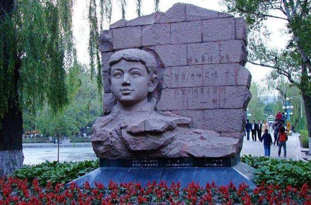 原创少年英雄赖宁15岁救火牺牲葬礼万人告别今葬在家乡烈士陵园