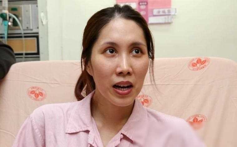 余祥铨,妻子柔柔,李亚萍和余苑绮的两个孩子一起前往墓地,陪伴她度过