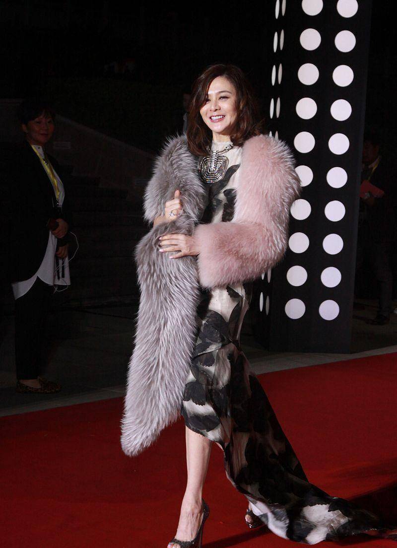 关之琳这样穿真时髦拼色皮草披肩配连衣裙气质高贵又优雅
