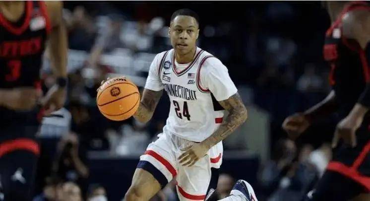 原创麦科勒姆独居队史第一鹈鹕队命中了10记三分球