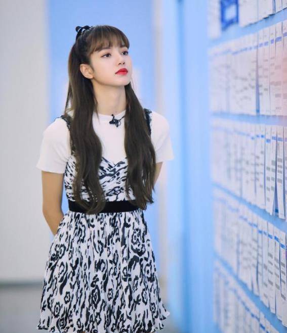 原创lisa白色连衣裙太仙了长腿蛮腰遮不住难怪坤坤都挪不开眼睛