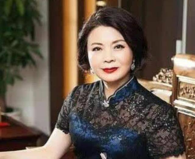 因生二胎丢掉"饭碗",后下海经商成为了百亿富翁_严介和_张云芹_严昊