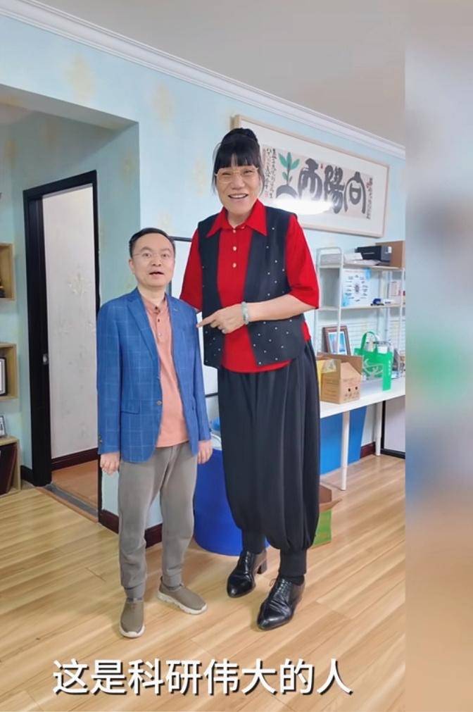 原创郑海霞做感人决定现身蔡磊直播间57岁无儿无女丈夫神秘消失