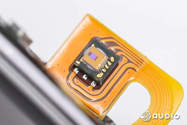 中框内侧固定的蓝牙天线特写,丝印"wb6575a-rx-bt-t18".