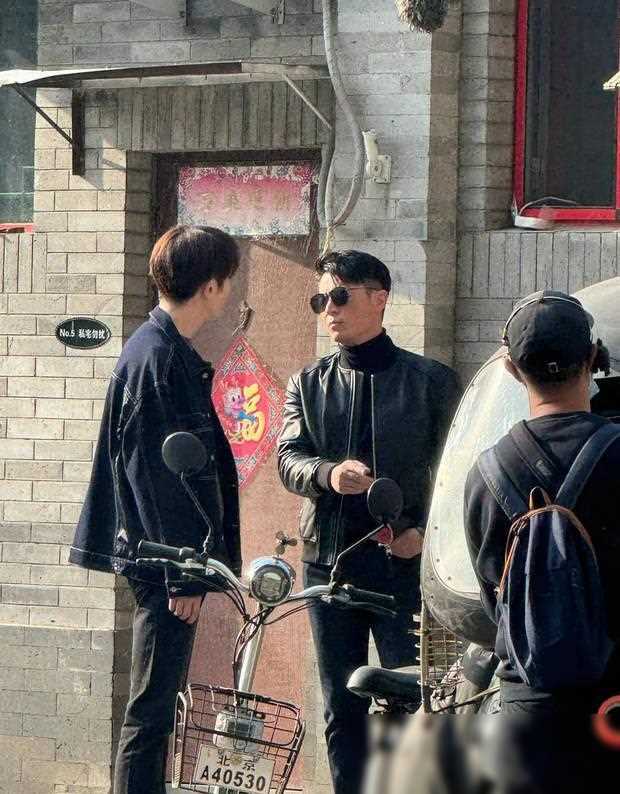 霍建华在胡同拍戏身材依旧有型状态不减当年