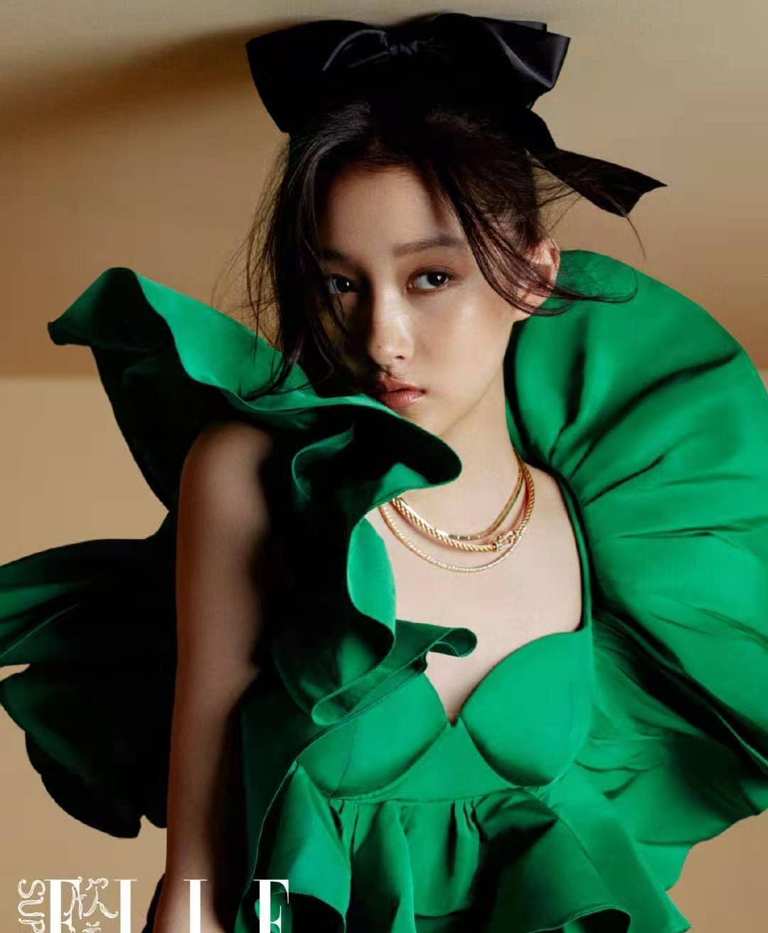 关晓彤时尚杂志大片引领时尚潮流超大蝴蝶结造型暴击眼球