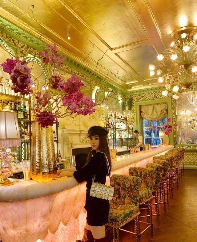 郭富城老婆方媛逛街买名牌相中2万块的外套花钱毫不手软