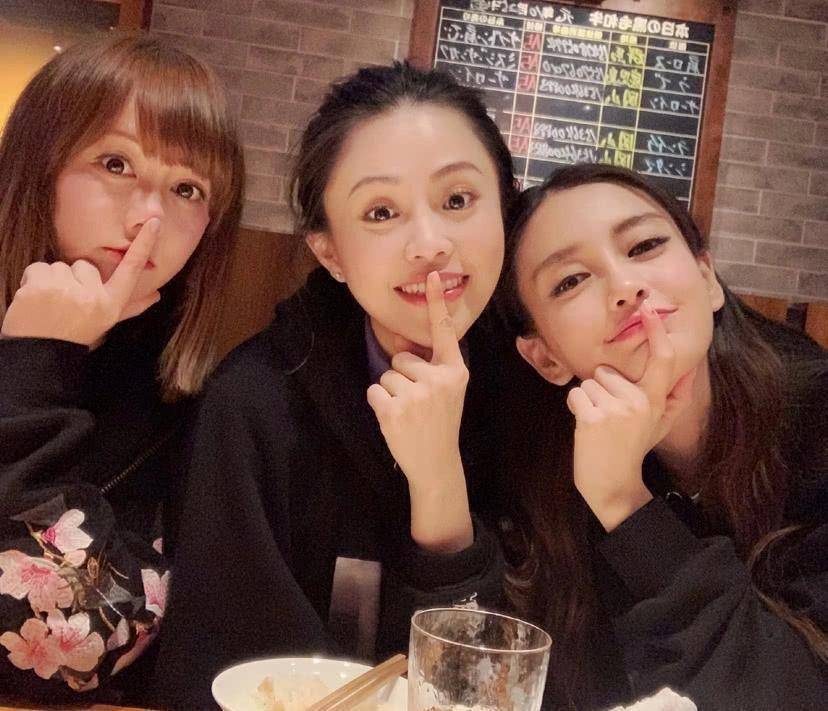 原创闺蜜晒私下聚会照为杨颖庆生混血高颜值不输杨颖嘟嘴玩亲亲动作