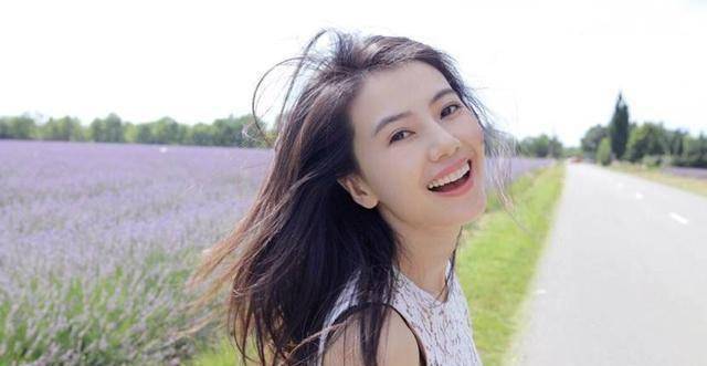 高圆圆不满只生女儿现身求子圣地拍照留念二胎传言就此拉开