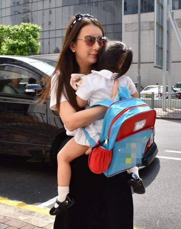 郭富城方媛抱二宝看医生又带大宝澳门玩女儿一句爸爸累融化父母