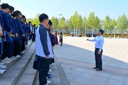 张坤与老师们核对比赛流程李德义老师指导学生礼仪姿态张文戈老师纠正