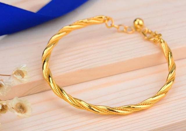 女性左手坚持佩戴"金手镯",或会带来4个变化,多数人还不清楚_黄金