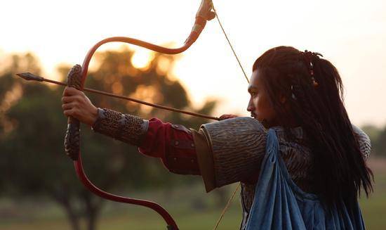 古代士兵为何中箭后倒地不起专家是在等待救援能不动就不动