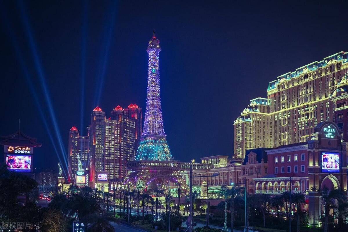 晚上:在威尼斯人度假村的夜景中结束一天的行程,感受澳门的浪漫与宁静