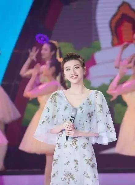 高清镜头下的女星景甜被滋润满脸幸福肥江疏影遮不住满脸斑