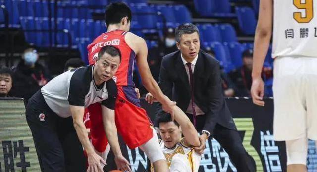 教练对球员,稍有失误就指着鼻子口吐芬芳,比如,广东男篮主教练杜锋对