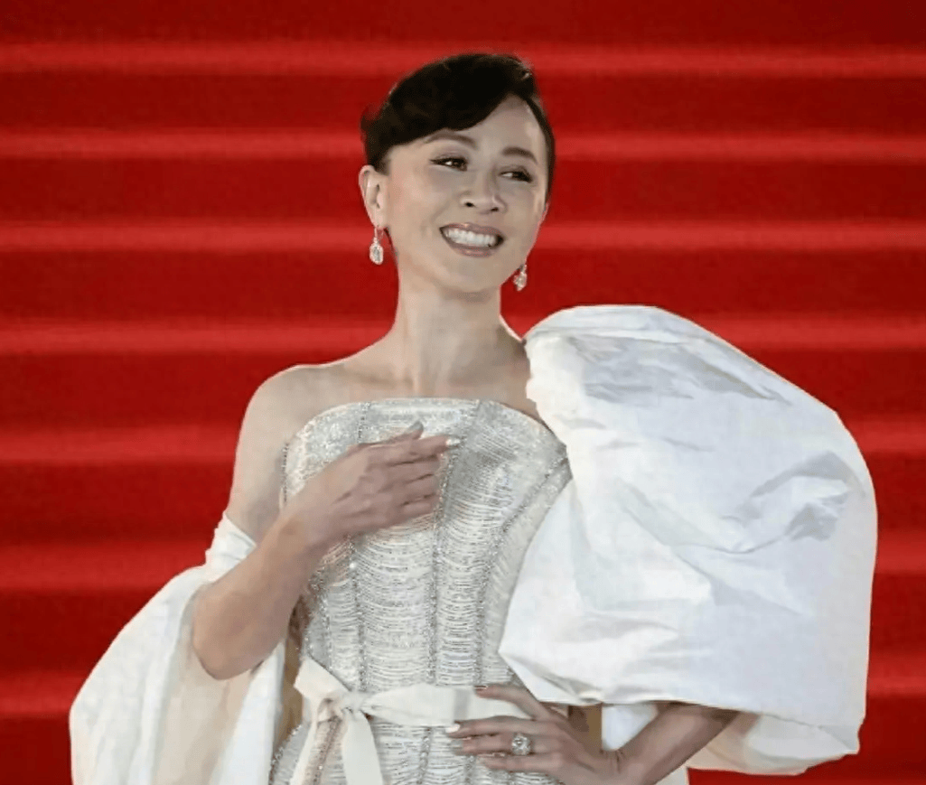 刘嘉玲现身金像奖穿龙虾装霸气亮相展现娱乐圈的新风采