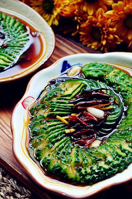 不用垫筷子,也能切出薄又整条的蓑衣黄瓜,清脆爽口入味快