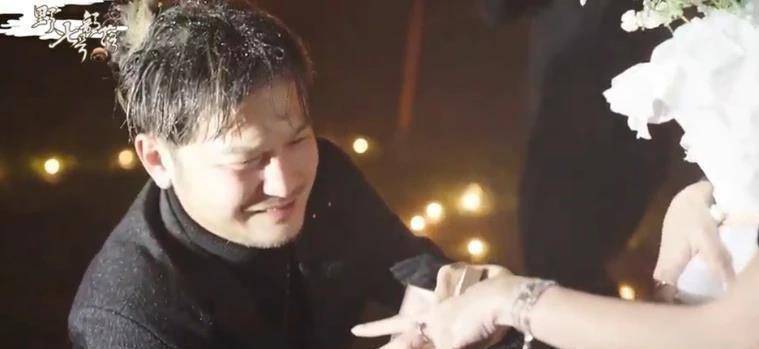 男星送鸽子蛋求婚成功,女友高颜值不输明星,激动哭花双眼_林柏升_维恩