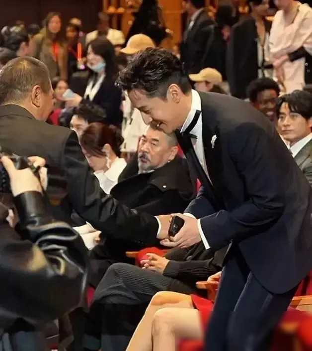 陈建斌坐姿握手引发争议胡歌周迅红这么久并非偶然