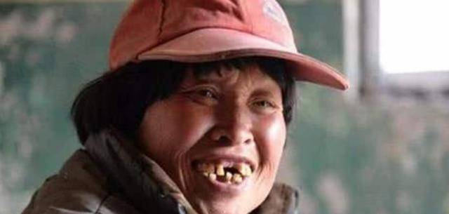 偶尔会有人从此地经过,她便在路边招手示意,凭