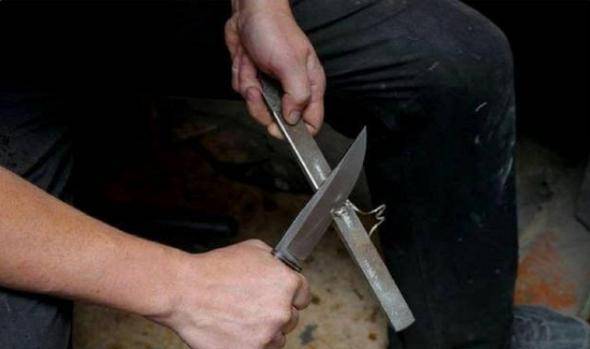 他被称中国刀王磨一把刀百元起步顾客还要提前预约