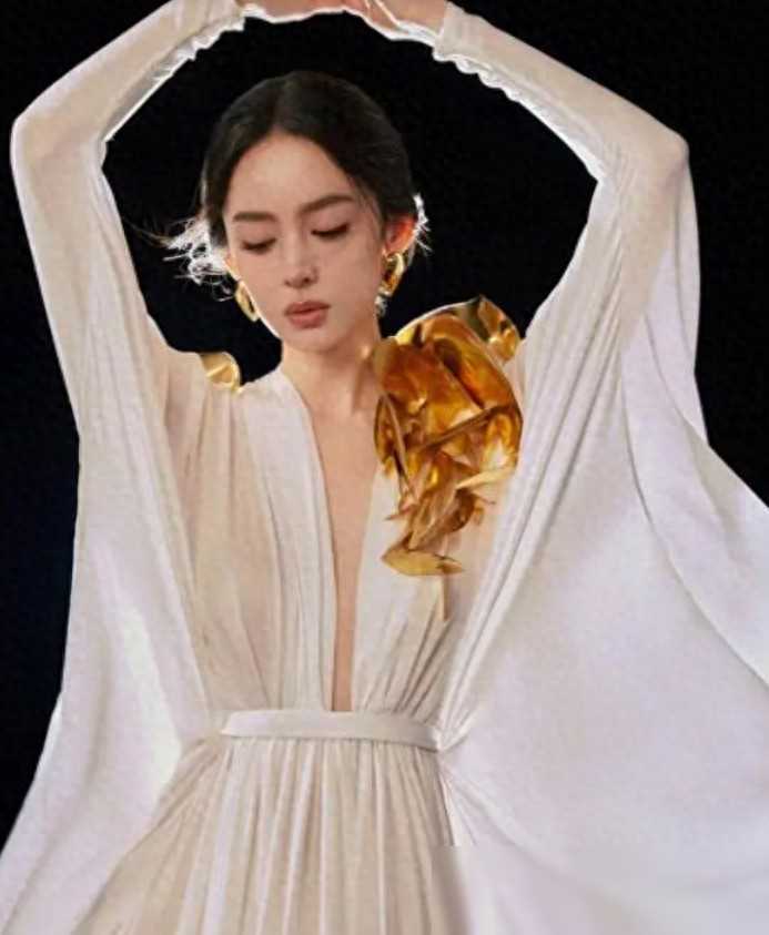 原创古力娜扎深v礼裙秀事业线网友张翰看的我们也想看