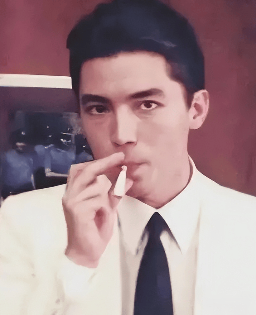 亚洲第一美男尊龙林青霞为看他一夜不睡73岁无妻无子与狗相伴