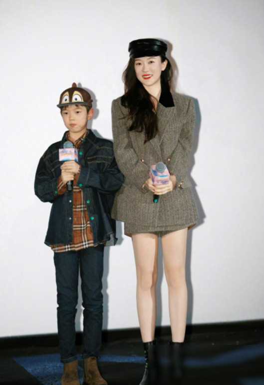 霍思燕带儿女就医,嗯哼贴心照顾妹妹,兄妹互动温馨引关注