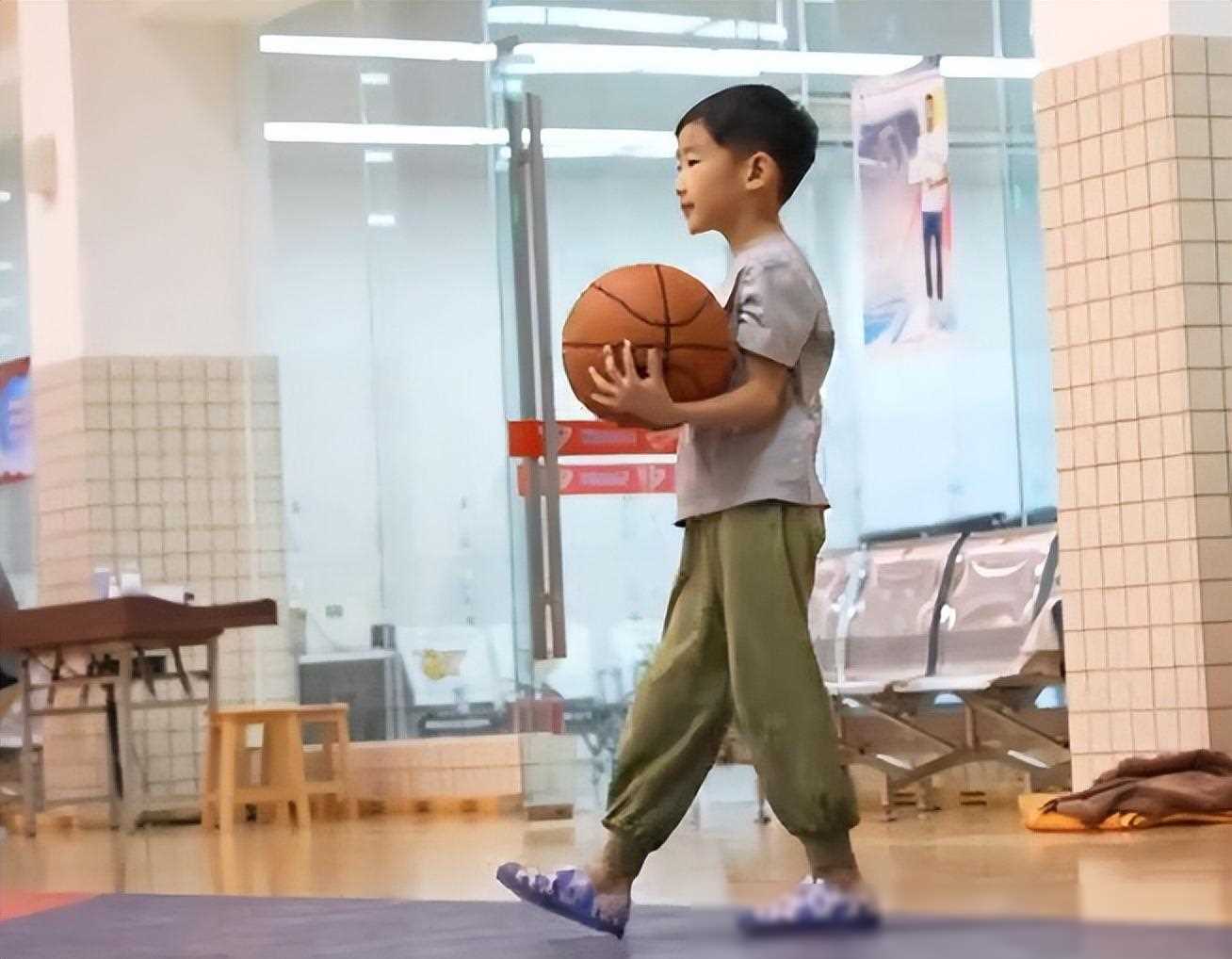 周琦儿子探班训练!父子同框互动引关注,引发粉丝热议