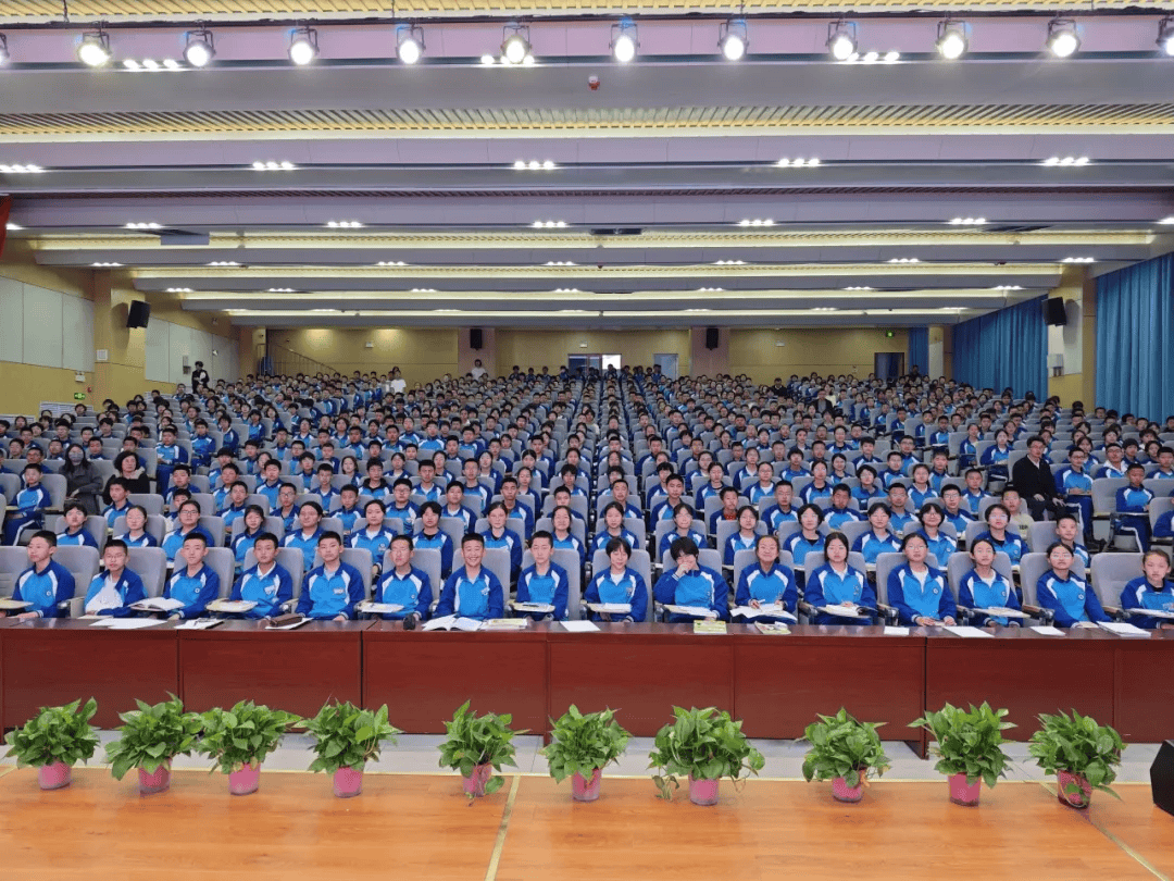 伊金霍洛旗第一中学特邀知名教师孔天祥老师为学子作励志主题讲座