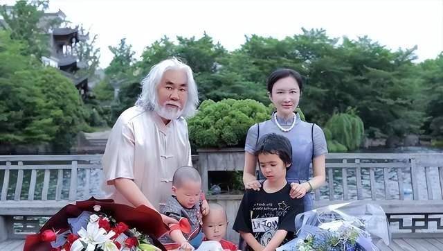 原创导演张纪中陪妻子杜星霖产检四胎孩子很健康听到胎心感动落泪