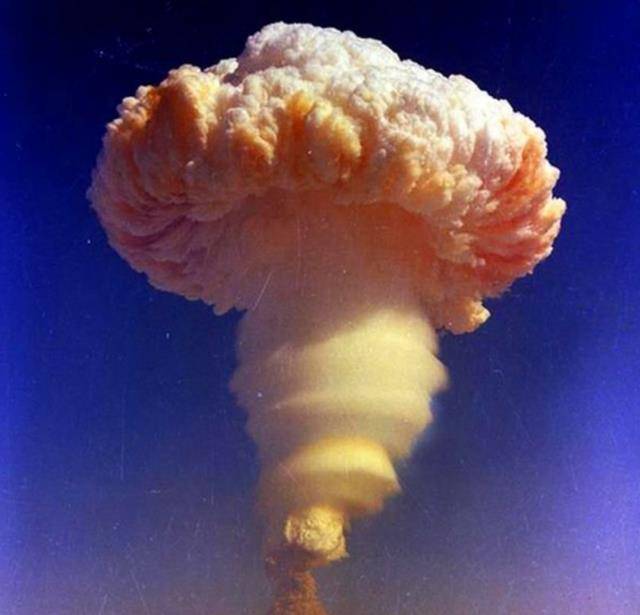 原创1971年氢弹空投失败飞行员杨国祥放弃跳伞总理全撤入地道