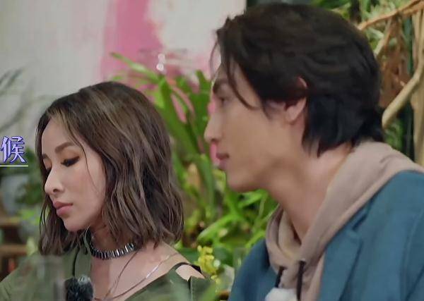 怪不得萧亚轩离不开"粗眼线",当她闭眼那一瞬间,割过的女生_黄皓_自然