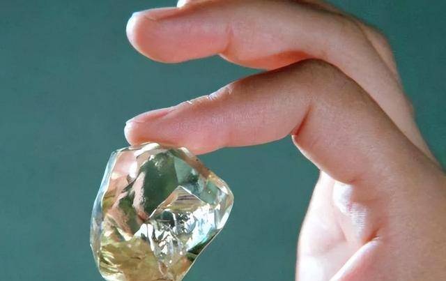 原创90年代山东夫妻挖出35克拉钻石卖了27后被告上法庭上交国家