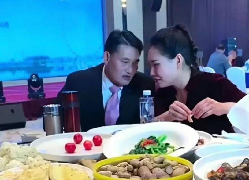 当初朱之文走红后,和同为歌手的袁庆走得很近,外界传两人是知己好友.